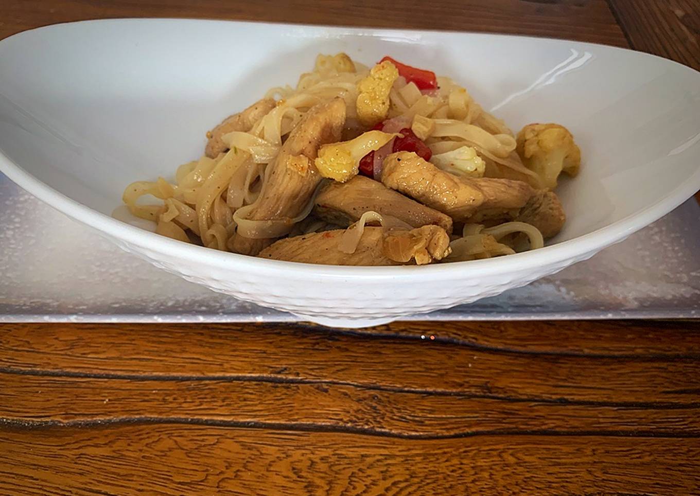 Noodles de arroz con pollo y coliflor