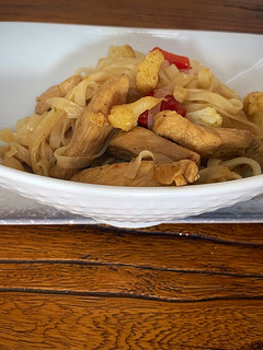 Una foto de Noodles de arroz con pollo y coliflor