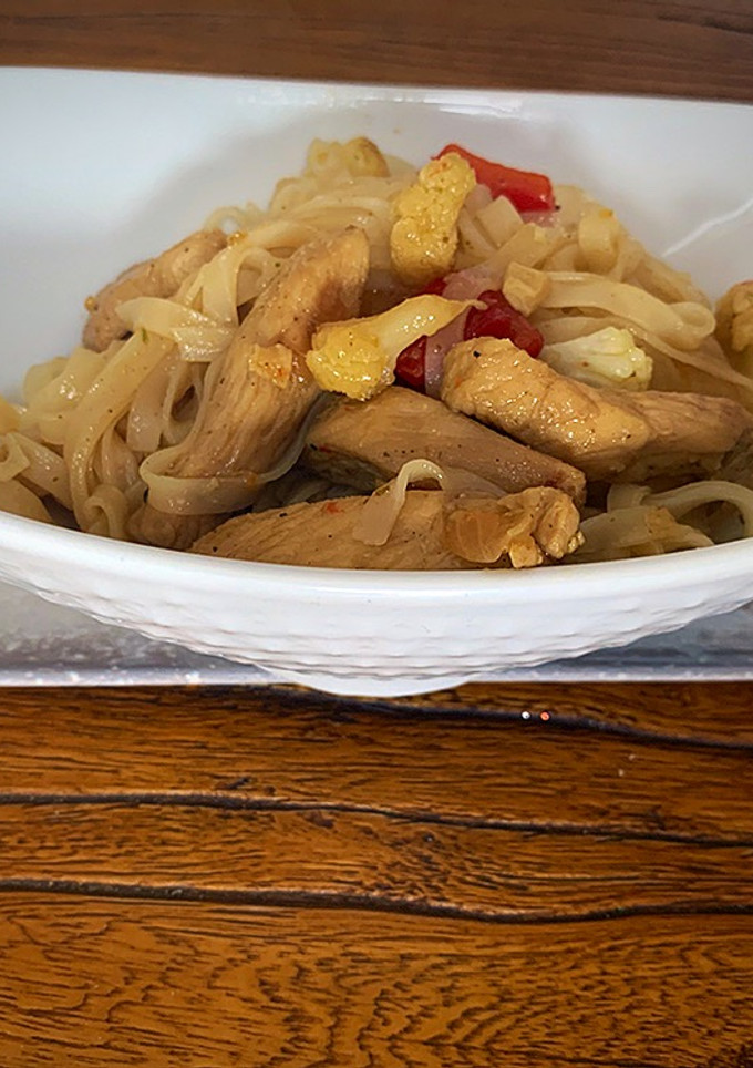 Una foto de Noodles de arroz con pollo y coliflor