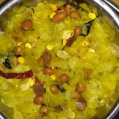 A picture of Poha chivda (Thin flat rice chivda).