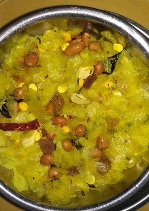 A picture of Poha chivda (Thin flat rice chivda).