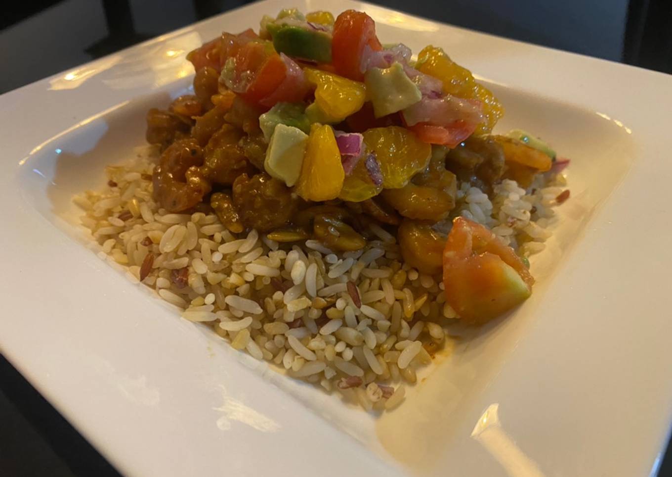 Bowl de camarón con ensalada mixta