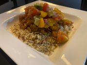 Una foto de arroz integral con cereales y seria