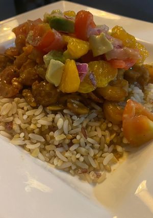 Una foto de Bowl de camarón con ensalada mixta