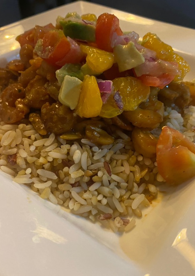 Una foto de Bowl de camarón con ensalada mixta