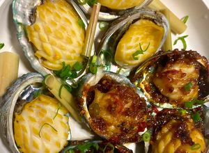 Hình của món Bào ngư hấp sả và bào ngư sốt bơ tỏi.