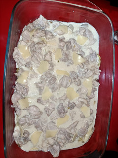 Una foto de Solomillo de pollo con nata, patatas y queso
