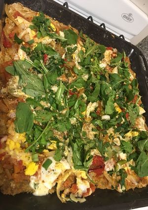 Una foto de Pizza de masa de zanahoria y calabacín