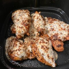 A picture of Everything bagel chicken with creamy scallion sauce.
