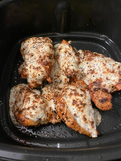 A picture of Everything bagel chicken with creamy scallion sauce.