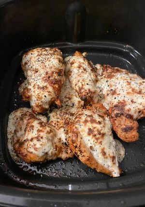 A picture of Everything bagel chicken with creamy scallion sauce.