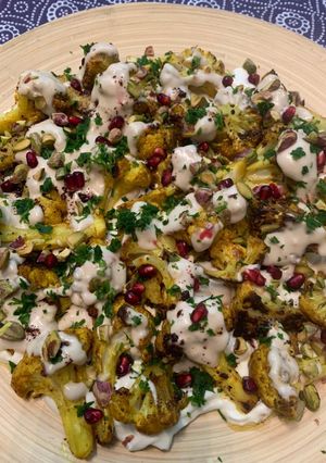 Una foto de Coliflor especiada en Labneh