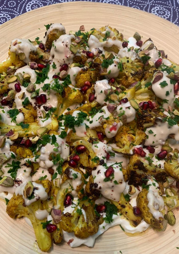 Una foto de Coliflor especiada en Labneh