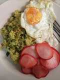 Arroz con verduras, ensalada de rabanito y huevo frito