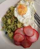 Arroz con verduras, ensalada de rabanito y huevo frito