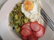 Una foto de ensalada de rabanitos y espinaca