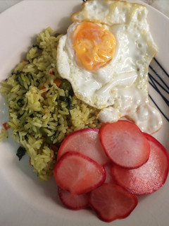 Una foto de Arroz con verduras, ensalada de rabanito y huevo frito