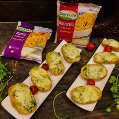 A picture of Cheese Garlic Bread.