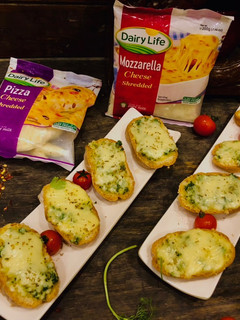 A picture of Cheese Garlic Bread.