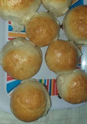 Una foto de Bollitos de pan rellenos con jamón y queso