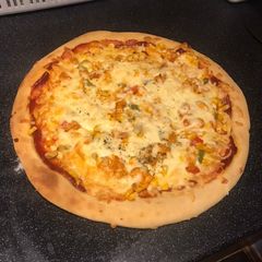 A picture of Chicken tikka pizza.