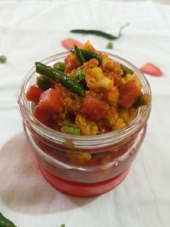 मिक्स भाज्यांचे लोणचे (mix bhajyache lonche recipe in marathi) रेसिपी चे मुख्य फोटो 