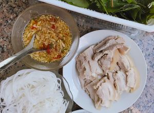 Hình của món THỊT HEO LUỘC 🥓 CUỐN BÁNH TRÁNG ft. RAU SỐNG 🥒.