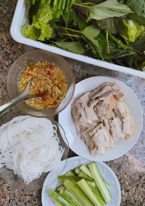 Hình của món THỊT HEO LUỘC 🥓 CUỐN BÁNH TRÁNG ft. RAU SỐNG 🥒.