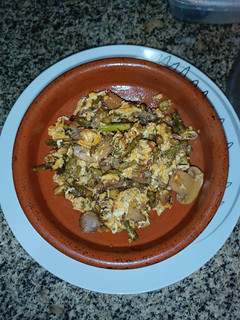 Una foto de Revuelto de espárragos con champiñones, jamón y guisantes