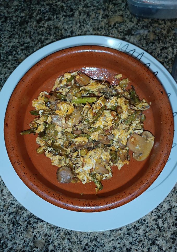 Una foto de Revuelto de espárragos con champiñones, jamón y guisantes