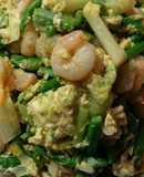Revuelto de trigueros, ajetes y gambas