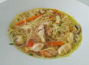 Foto principal de Sopa de fideos de arroz estilo oriental (muy suave)