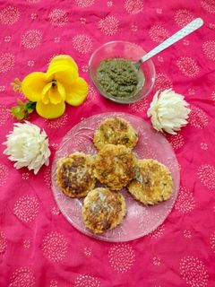 सूजी की मुरमुरा टिक्की रेसिपी मुख्य फोटो