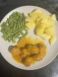 Albóndigas con salsa de zanahoria y judías verdes