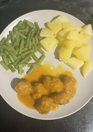 Una foto de Albóndigas con salsa de zanahoria y judías verdes