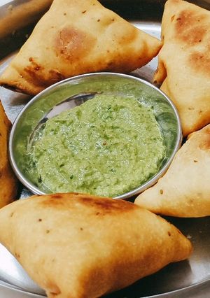 આલુ સમોસા(Aloo Samosa Recipe In Gujarati) રેસીપી મુખ્ય ફોટો