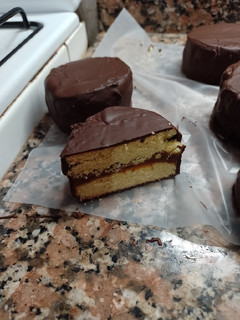 Una foto de Alfajores de dulce de leche bañados con chocolate🍫