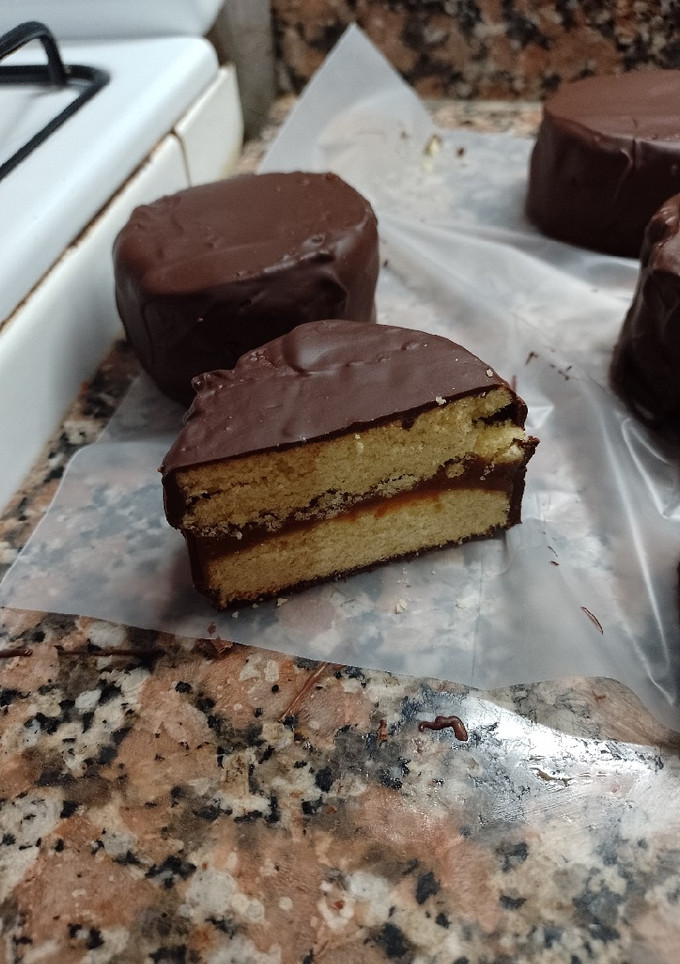 Una foto de Alfajores de dulce de leche bañados con chocolate🍫