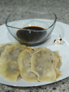 Una foto de Gyozas de verduras con salsa de soja