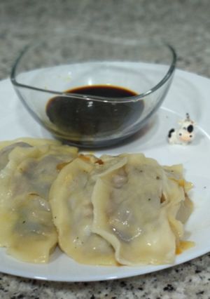 Una foto de Gyozas de verduras con salsa de soja