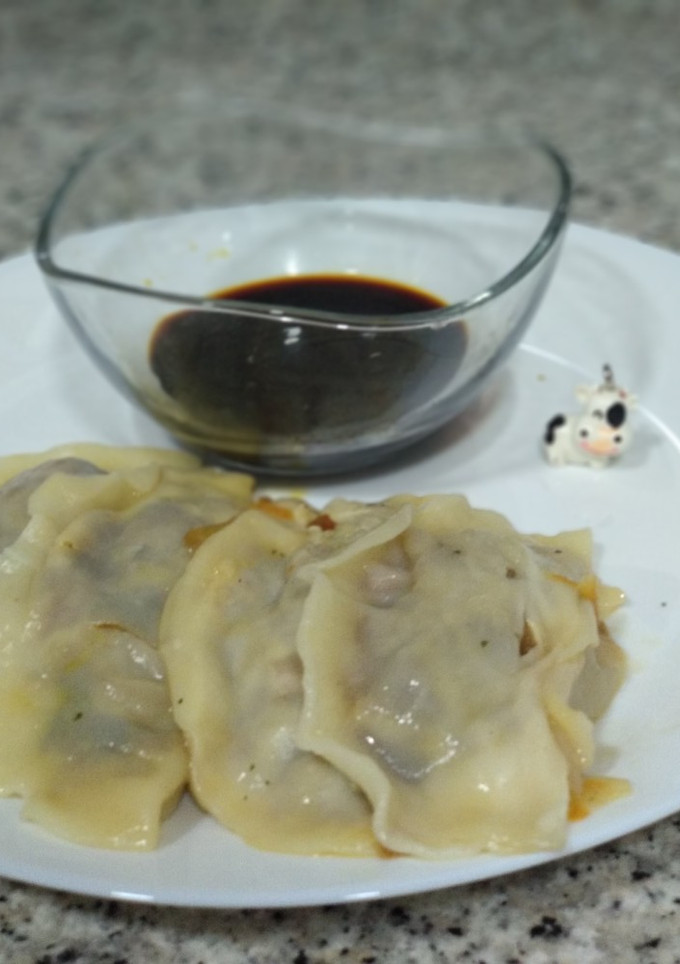 Una foto de Gyozas de verduras con salsa de soja