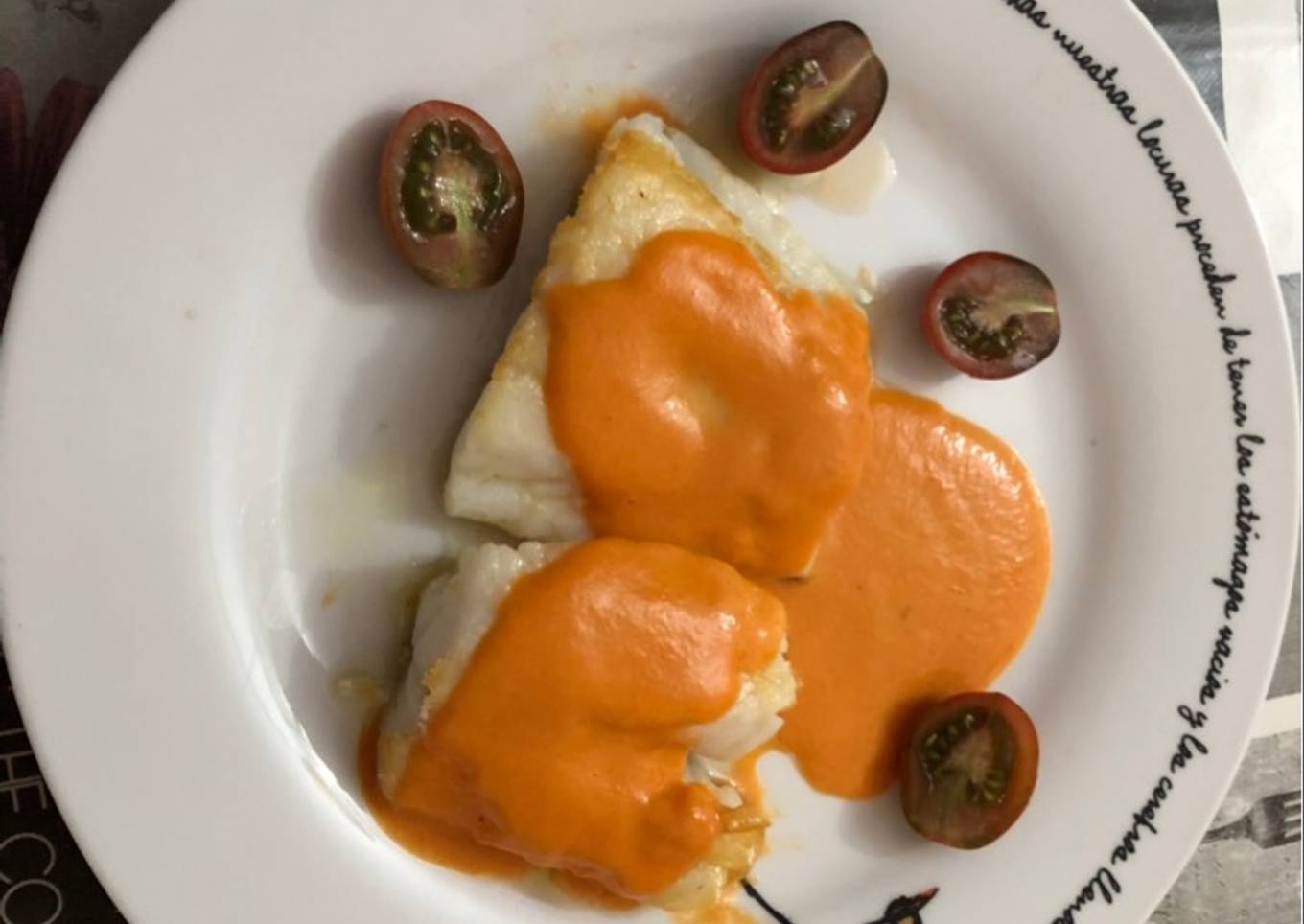 Bacalao plancha con salsa de pimientos asados