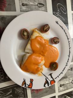 Una foto de Bacalao plancha con salsa de pimientos asados