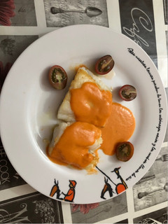 Una foto de Bacalao plancha con salsa de pimientos asados