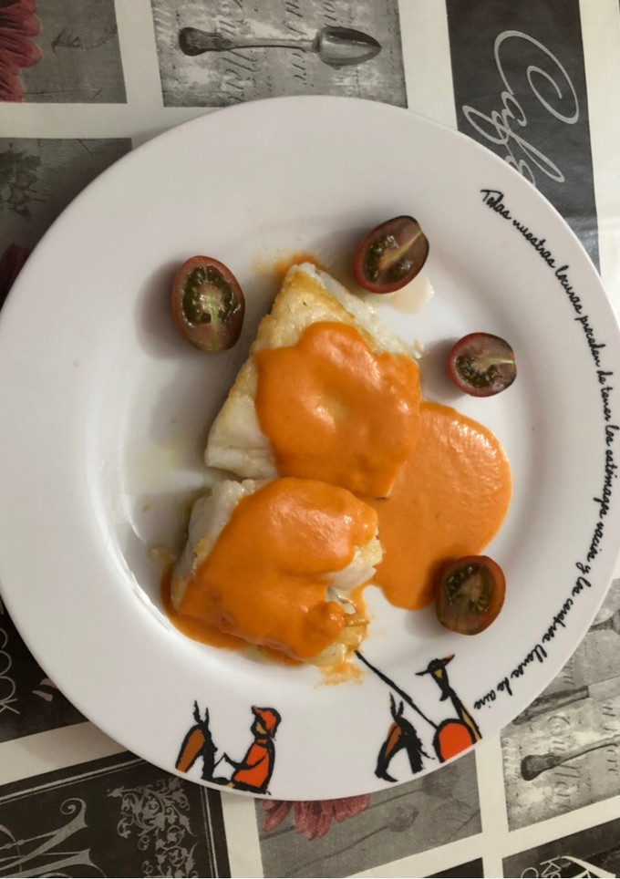 Una foto de Bacalao plancha con salsa de pimientos asados