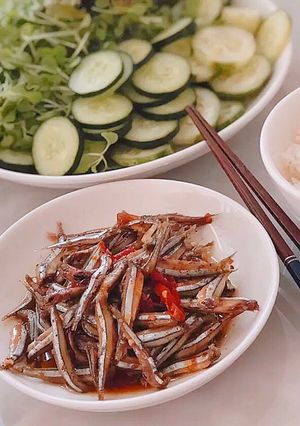 Hình của món Cá cơm kho cay.