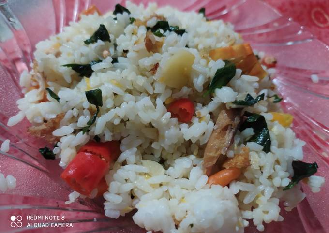 Nasi goreng putih ayam daun katuk