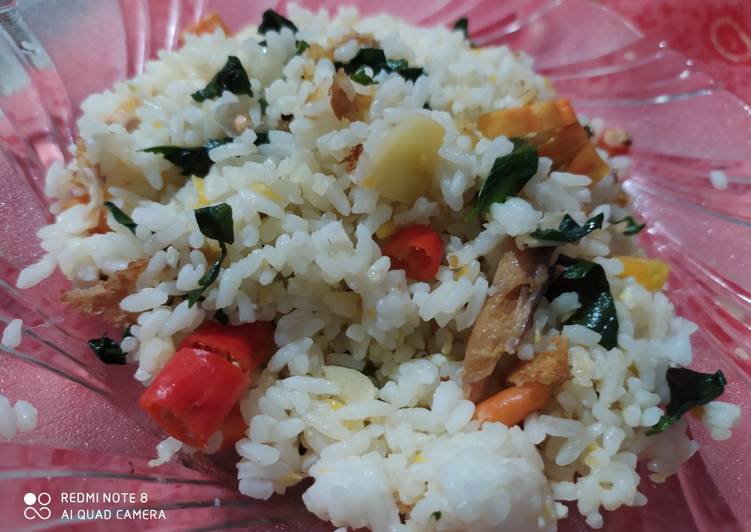 Bagaimana Menyiapkan Nasi goreng putih ayam daun katuk yang Lezat