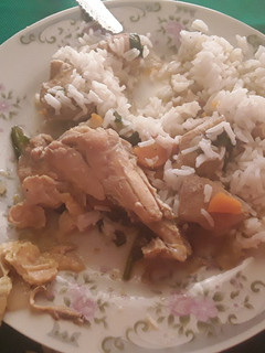 Una foto de Pollo con verduras y arroz