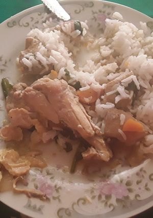 Una foto de Pollo con verduras y arroz